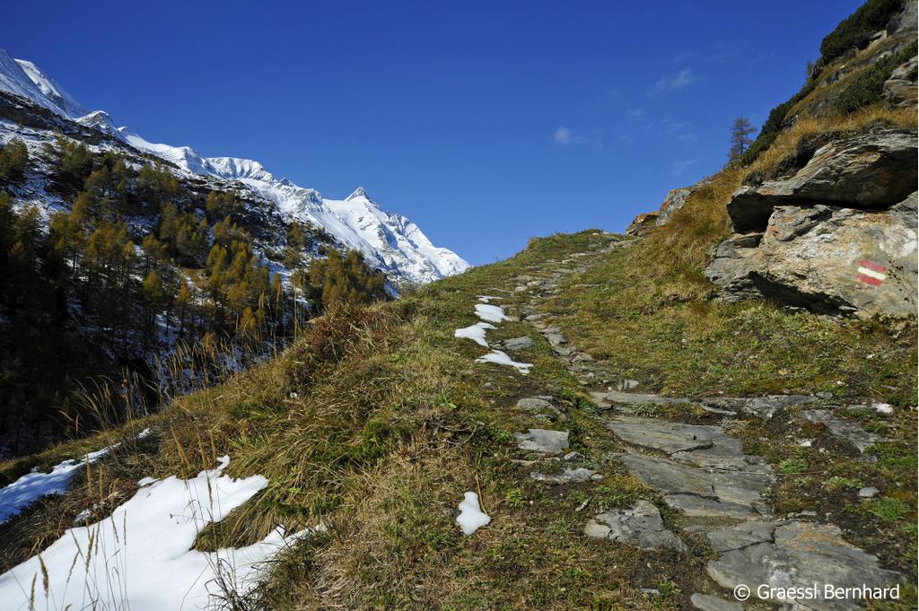 Im Westen hat man nun stets den Großglockner (3798 m) vor Augen.