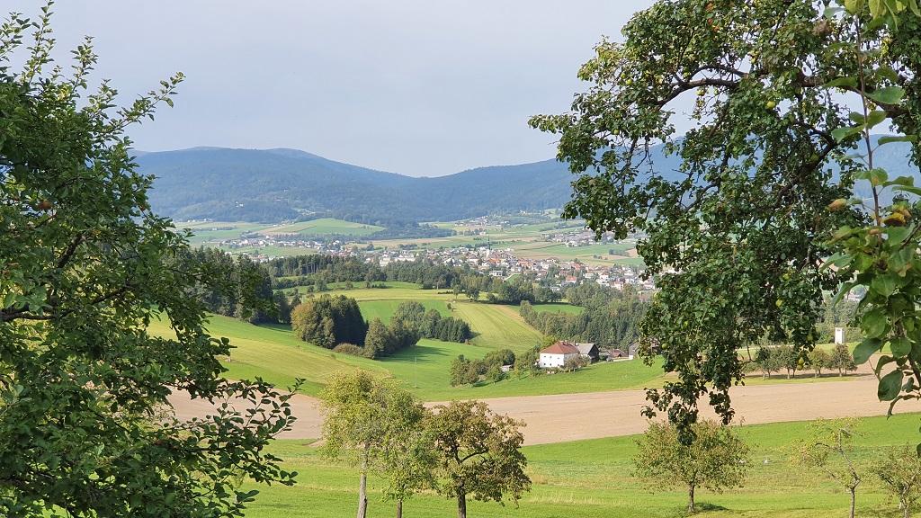 Blick auf Ulrichsberg am Ödenkirchener Wanderweg