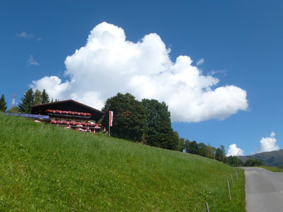 Der Mitterberghof mit seiner Aussichtsterasse ist der Zielpunkt dieser einfachen Bike-Tour.