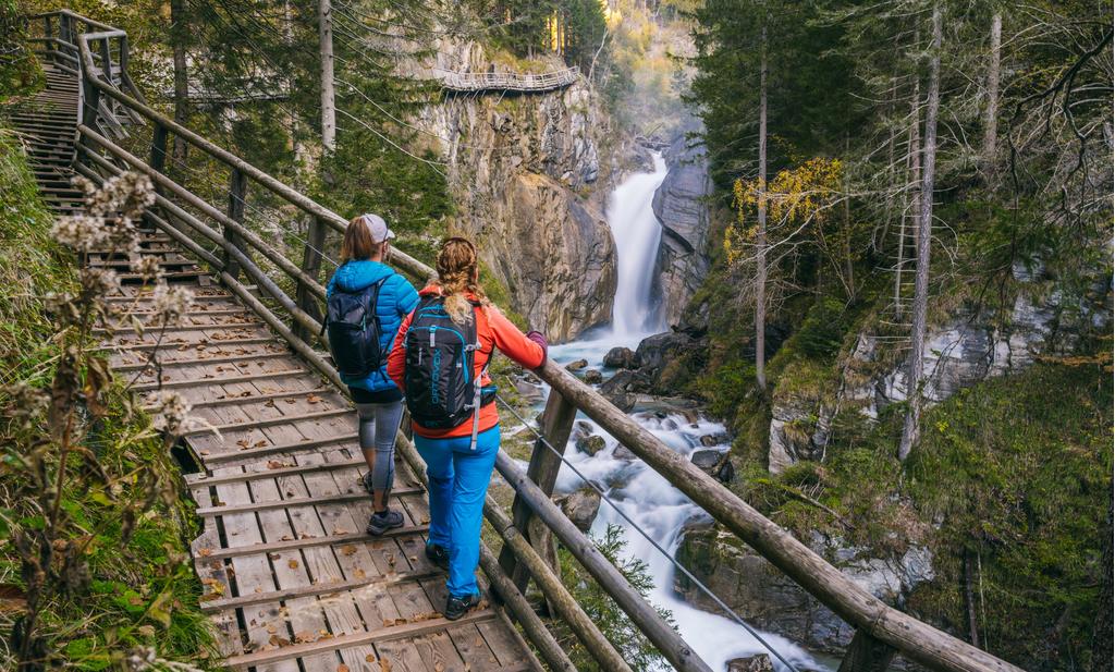 Wanderung entlang der Groppensteinschlucht mit Blick auf den impossanten Wasserfall.