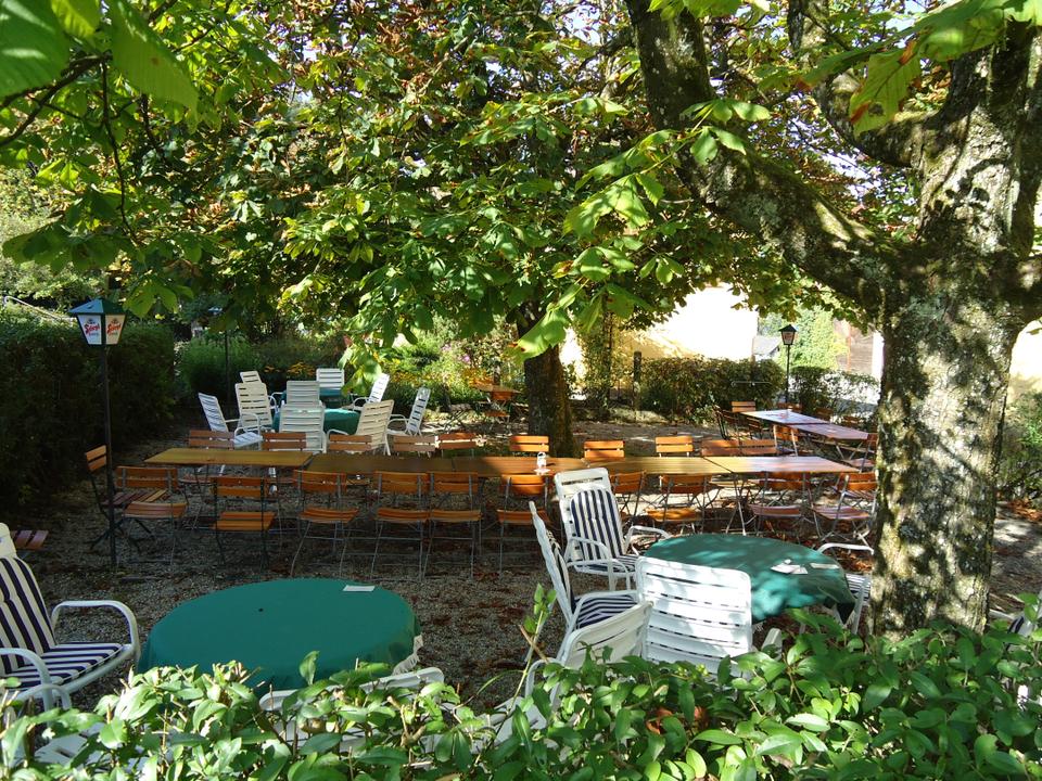 Schattiger Gastgarten