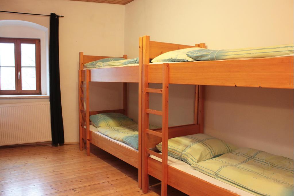 Mehrbettzimmer mit Blick zum Fenster