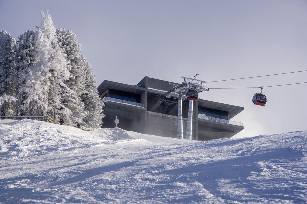 Patscherkofel_neue_Bergstation_von_unten.jpg