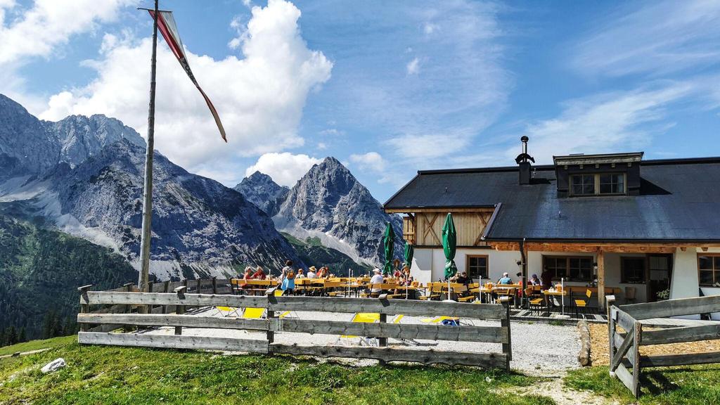 Hochfeldern Alm im Sommer