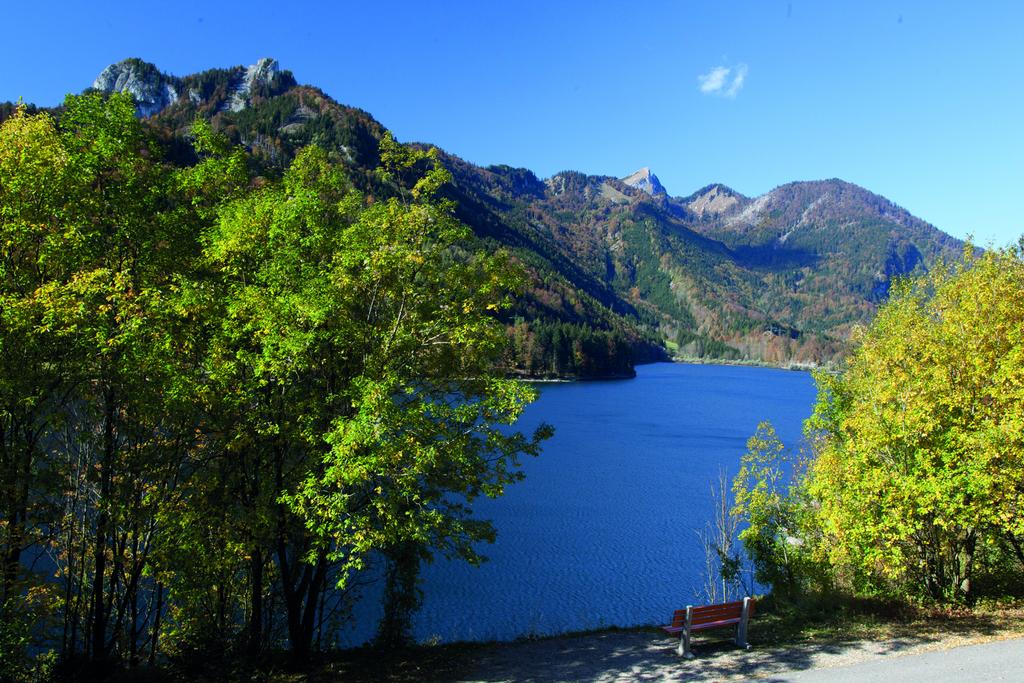 Schwarzensee im Hintergrund Schafberg
