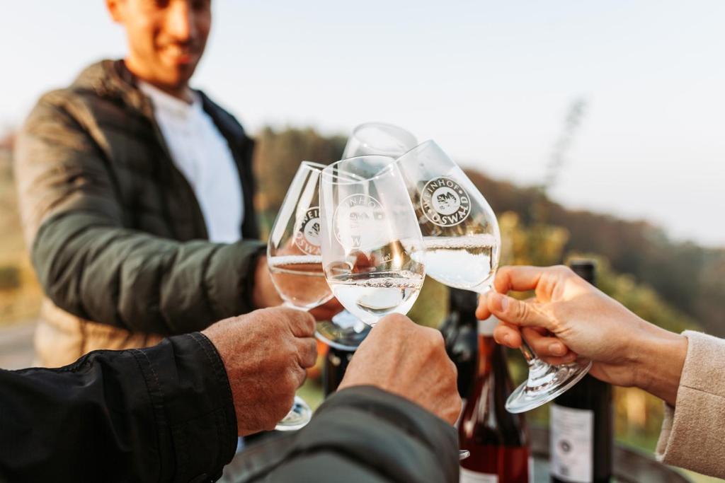 Weinverkosten am Weinberg