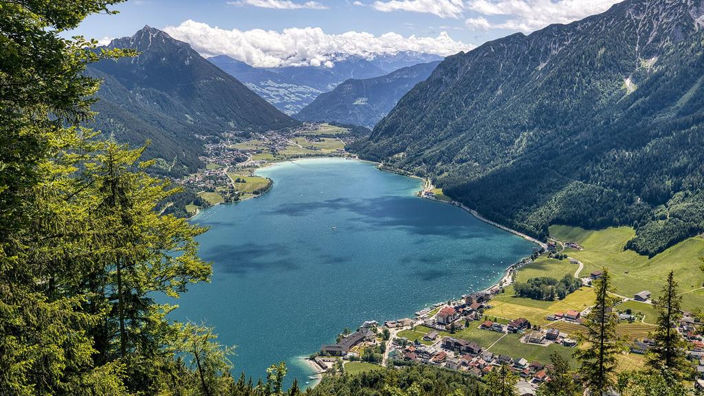 der Ort Pertisau mit Maurach im Hintergrund