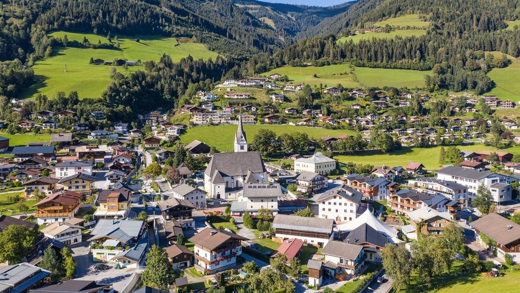 Piesendorf mit der Pfarrkirche zum hl. Laurentius