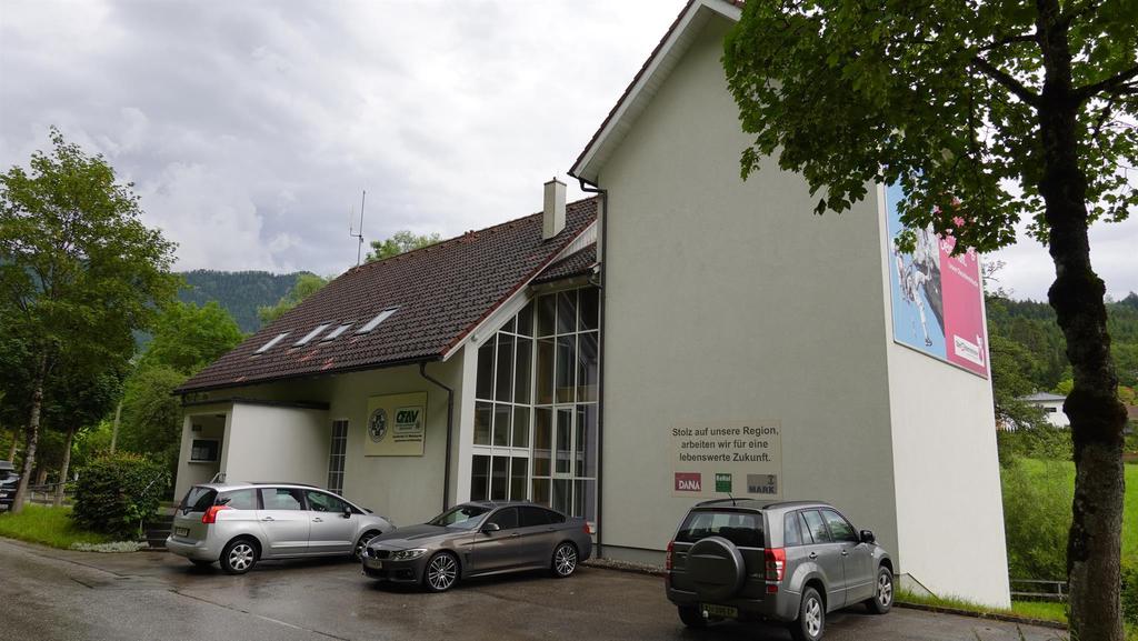 AV-Haus mit Kletterturm u. Boulderanlage