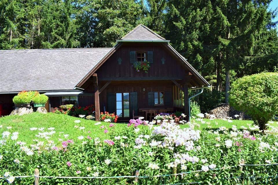 Ferienhaus Kreiner_Außenansicht mit Blumen