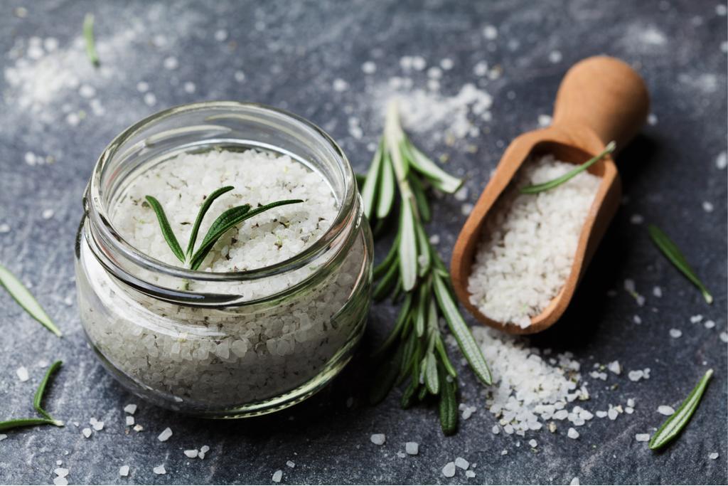 kraeutersalz_shutterstock_141884198.dat