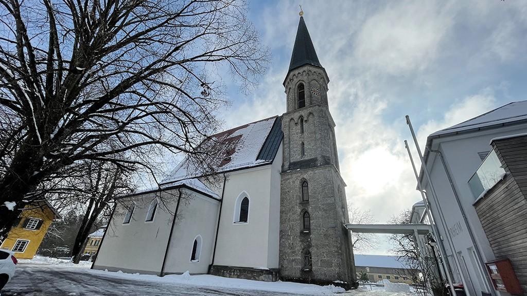 KircheOberhofenWinter_TVBMondseeIrrsee.jpg