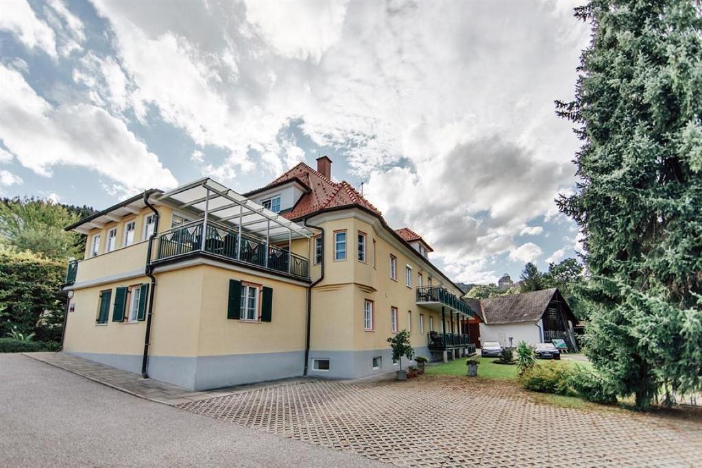 Blick vom Parkplatz zum Gästehaus Kleindienst
