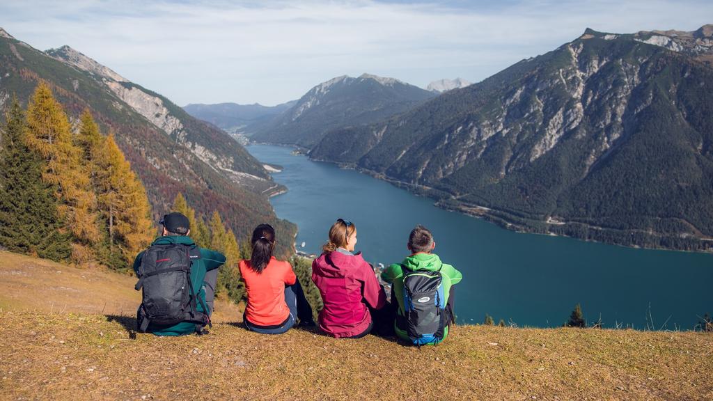 Am 1.491 Meter hohen Zwölferkopf angekommen, bietet sich ein beeindruckender Blick auf die herbstliche Landschaft und den stillen Achensee.