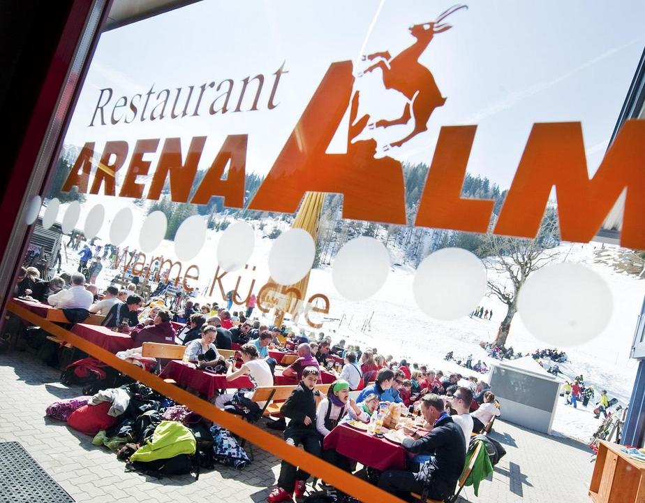 terrasse-arena-alm-wintersonne-skifahren