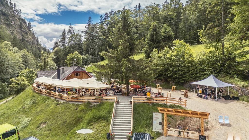 Almstadl Schwarzensee Hütte mit Gastgarten