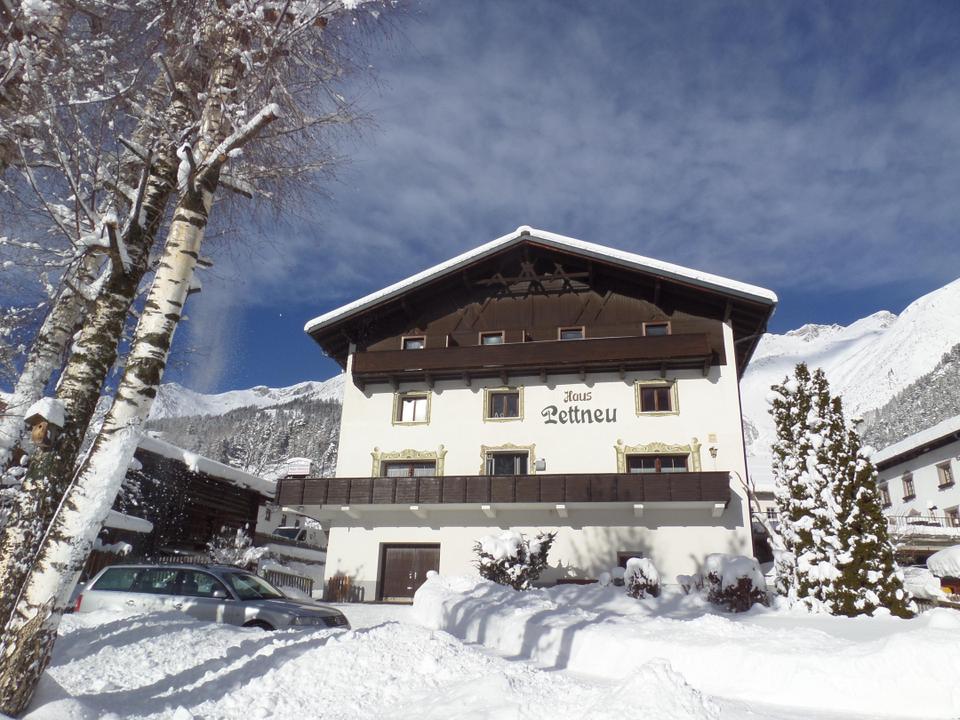 Winterbild_Haus_Pettneu
