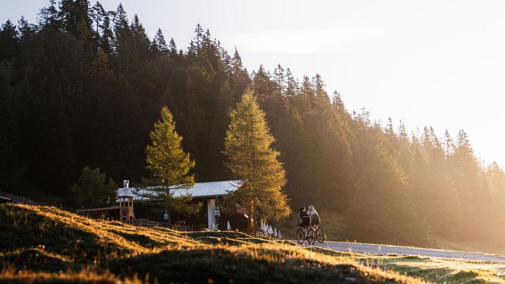 Radfahrerin beim Sonnenaufgang im Gaistal - 02.jpg