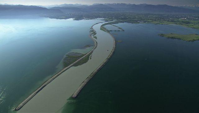 Der Alpenrhein mündet in den Bodensee