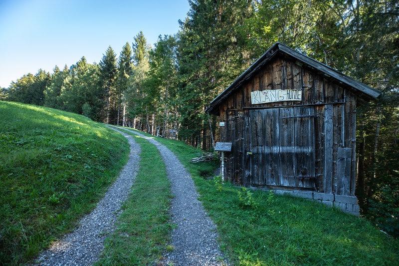 Start der Etappe - Weg Richtung Bazora (c) Lucas Tiefenthaler / Vorarlberg Tourismus