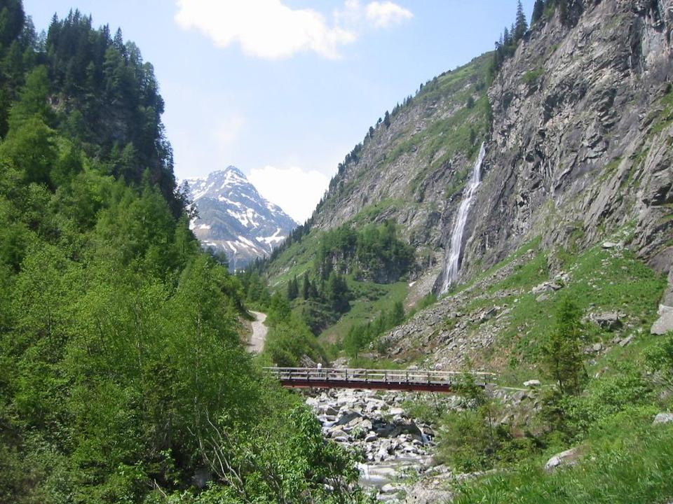 Brücke-Wandern-Chalets-Sportgastein
