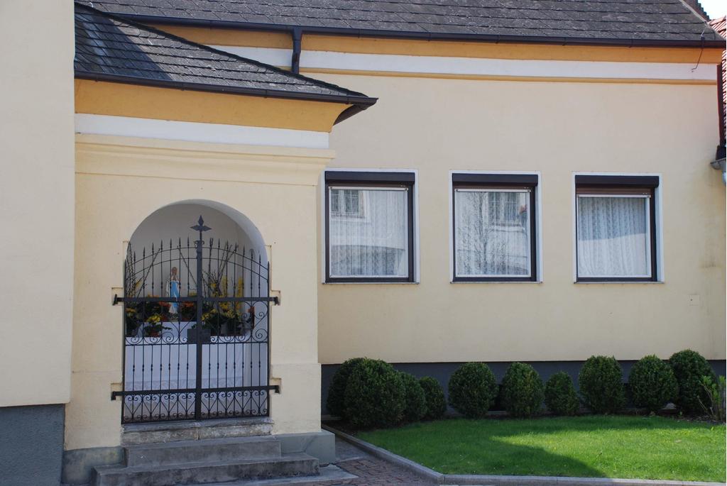 1 Haus-Straßenansicht