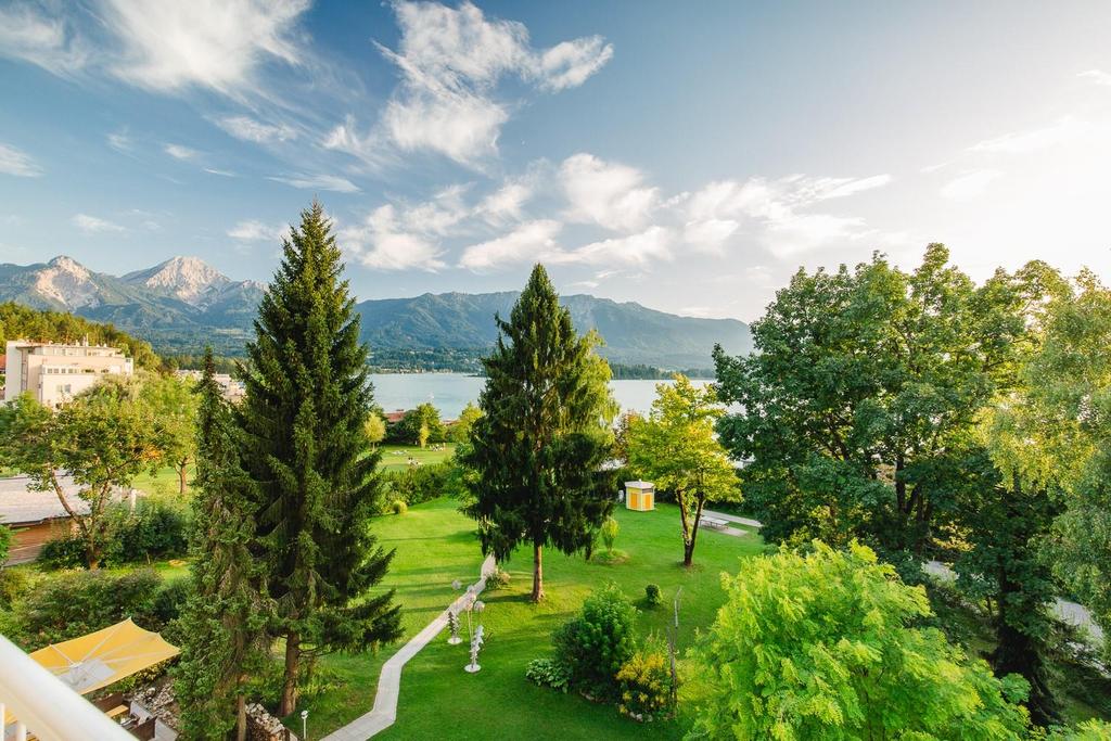 Blick vom Balkon aus auf den See