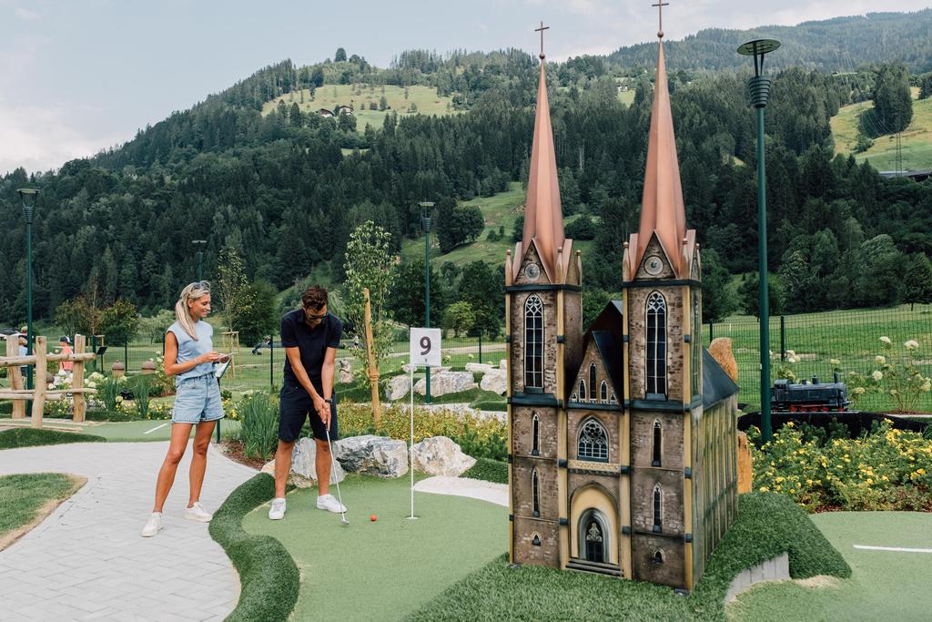JO_Minigolf-Dom mit Familie-146-3000