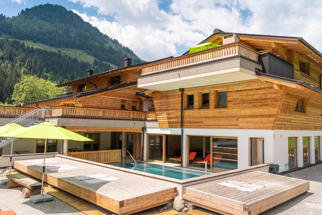 beheizter Pool Kleinarl mit Sonnendeck