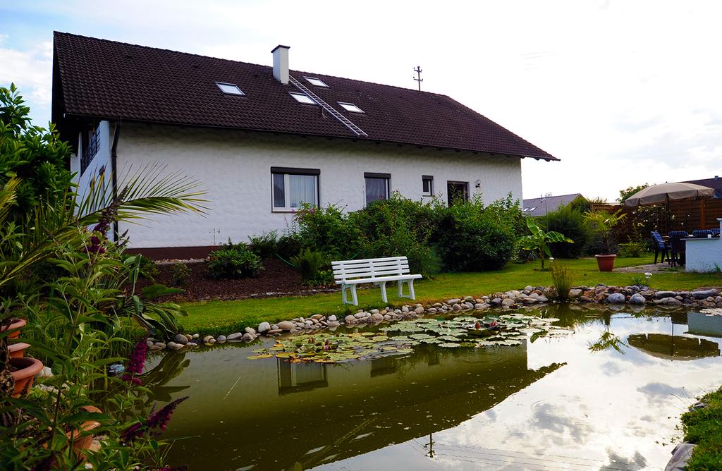 Appartements Hartinger Altheim Außenansicht mit Teich