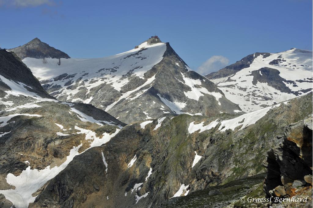 Der Blick auf den Hohen Sonnblick (3.106 m) ist einmalig. Die hochalpine Natur ist geprägt vom ewigen Eis.