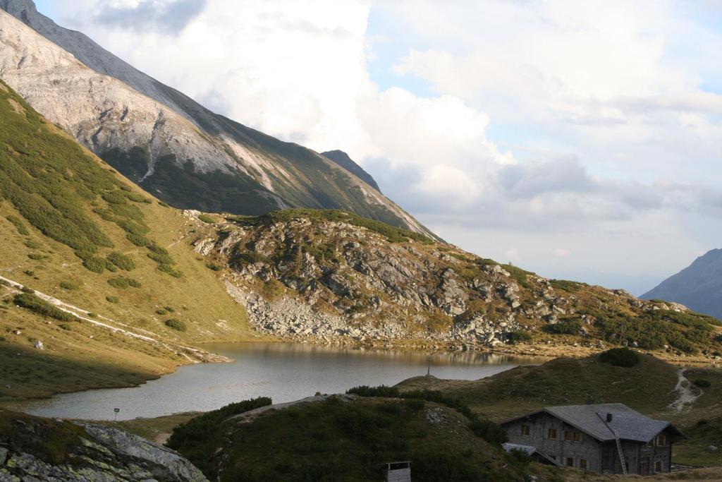 Oberhütte mit See