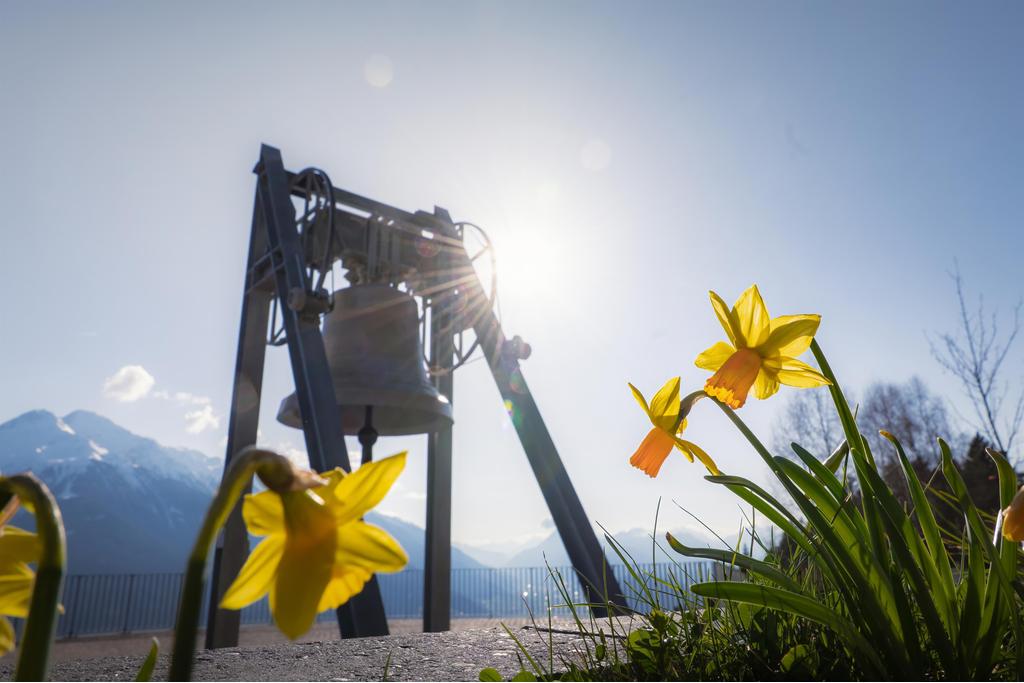 Friedensglocke im Frühling