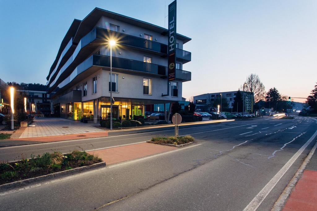 harryshome Graz außen