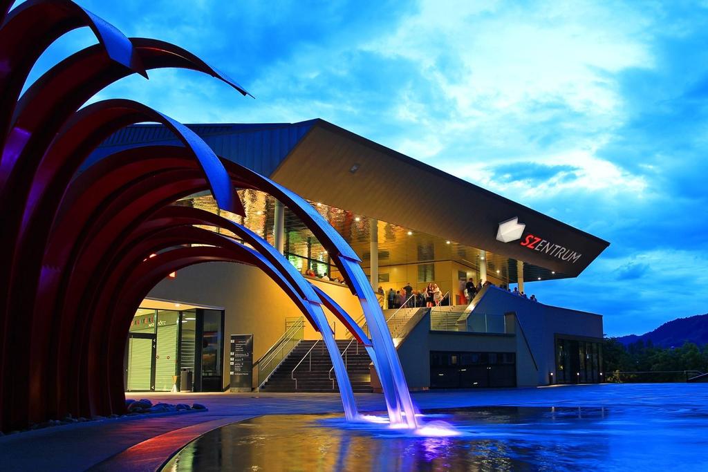01_SZentrum_Vorplatz_Brunnen_Nacht.jpg