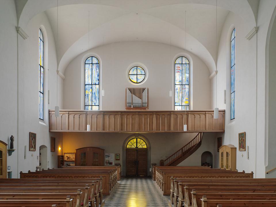 Egender Kirchenfenster Kloster Foto König.jpg