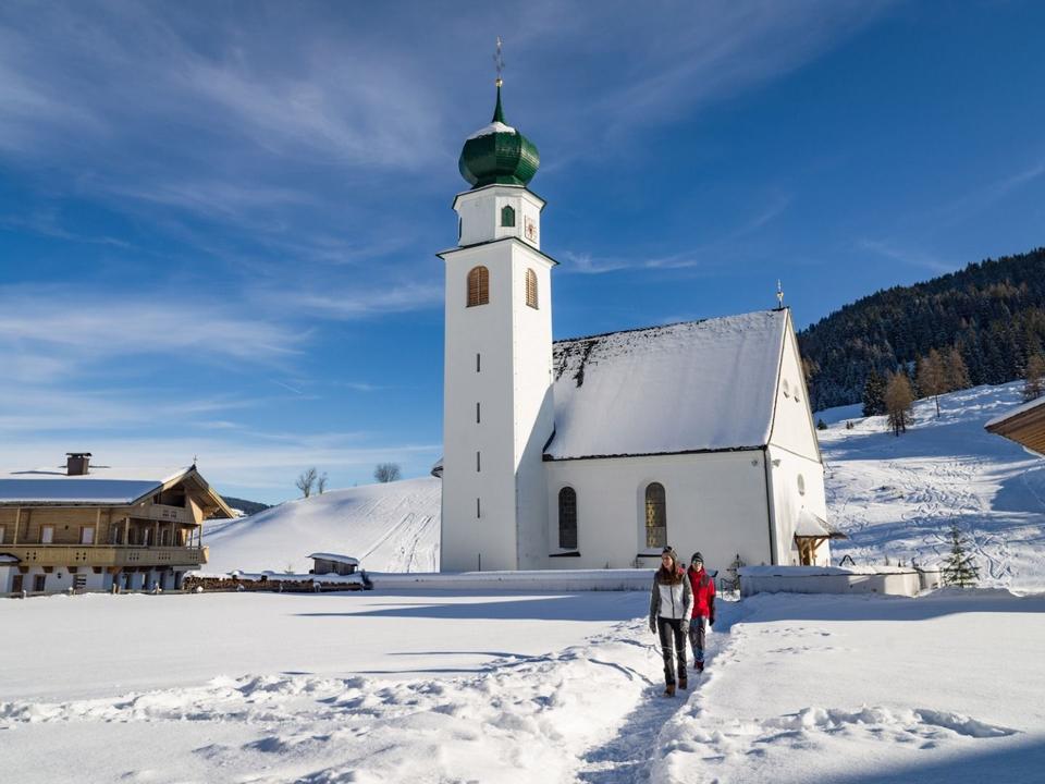 Wildschönau Thierbach Kirche Winter.jpg