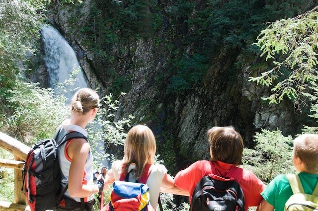 Aussichtskanzel mit Blick auf den Wasserfall