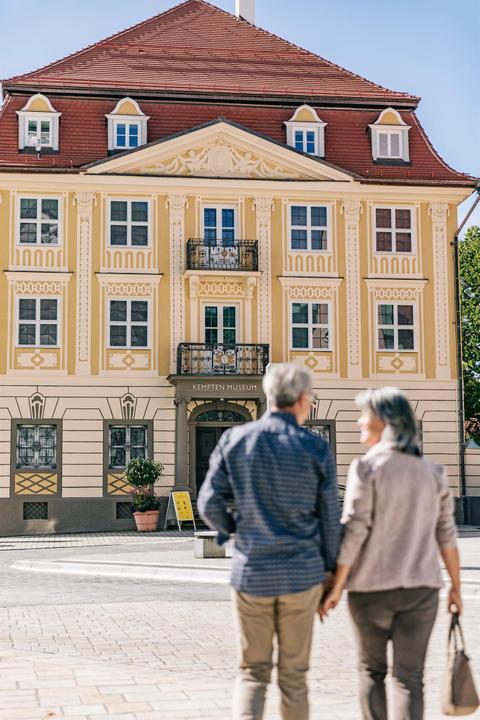 Kempten-Museum im Zumsteinhaus -Gebäude m. Ehepaar