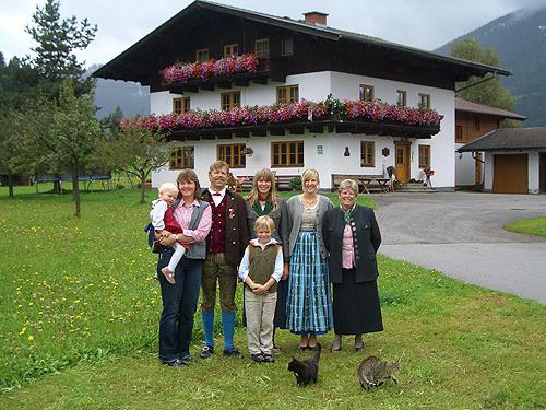 Hausansicht mit Familie Walchhofer