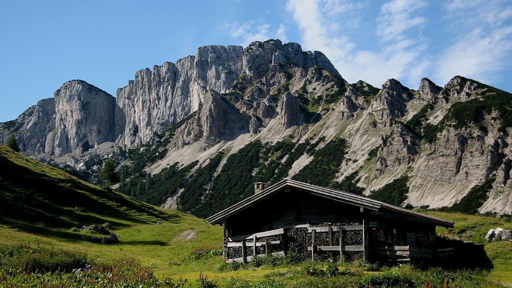 Kotalm Mitterleger - dahinter die mächtigen Klobenjoch Wände