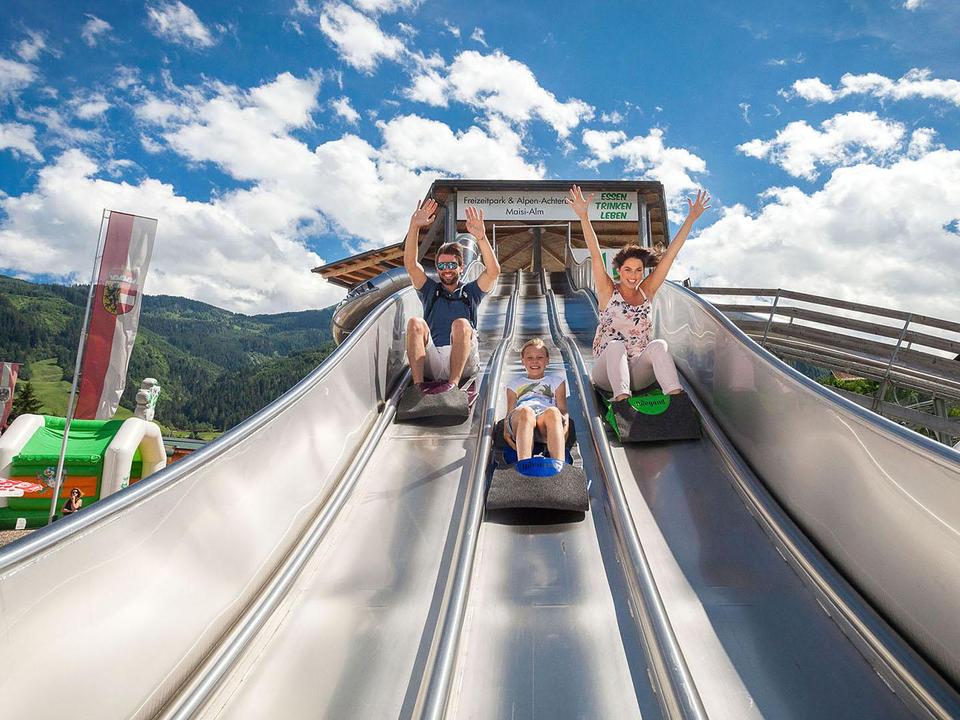 Familienspaß auf der Rutsche