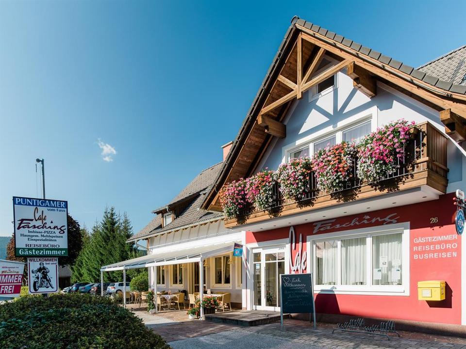 Außensicht Café Gästezimmer Fasching