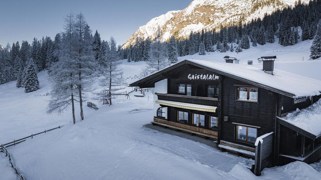 Gaistalalm im Winter - Drohnennahaufnahme von der Seite mit Wettersteingebirge (2).jpg