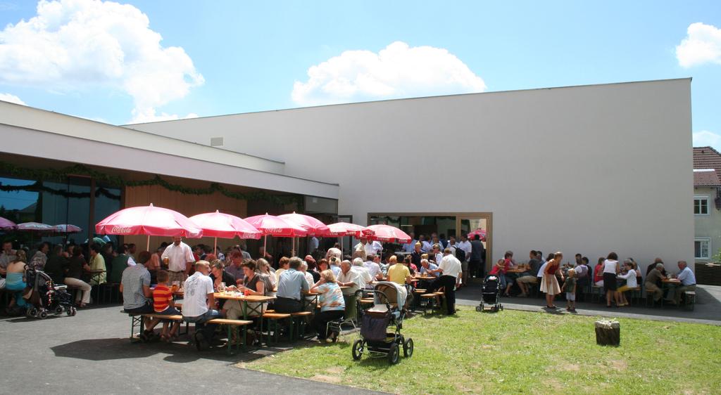 Gemütlicher Hof des Pfarrzentrums
