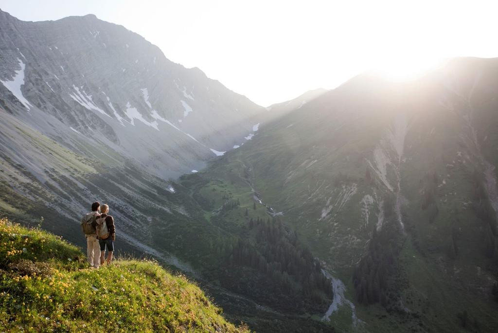 Paar_beim_Wandern_01.jpg