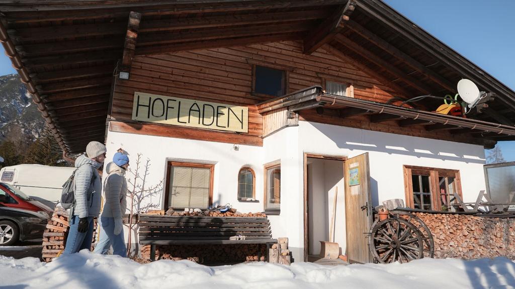 Hofladenrunde im Winter_zwei Frauen bei Thoamlhof laufen zum Hofladen.jpg