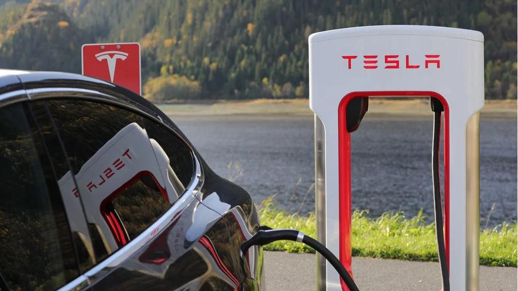 Tesla-E-Ladestation1neu