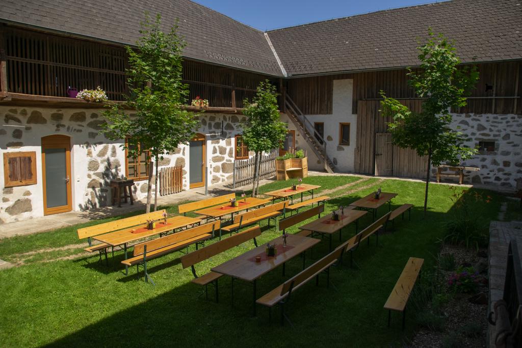 Innenhof mit Bänken