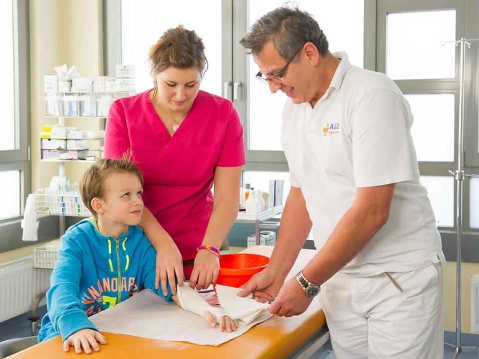 dr-gruber-behandlung-kind-gips-arm